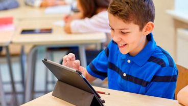 El programa busca promover la inclusión de tecnología satelital en la escuela.