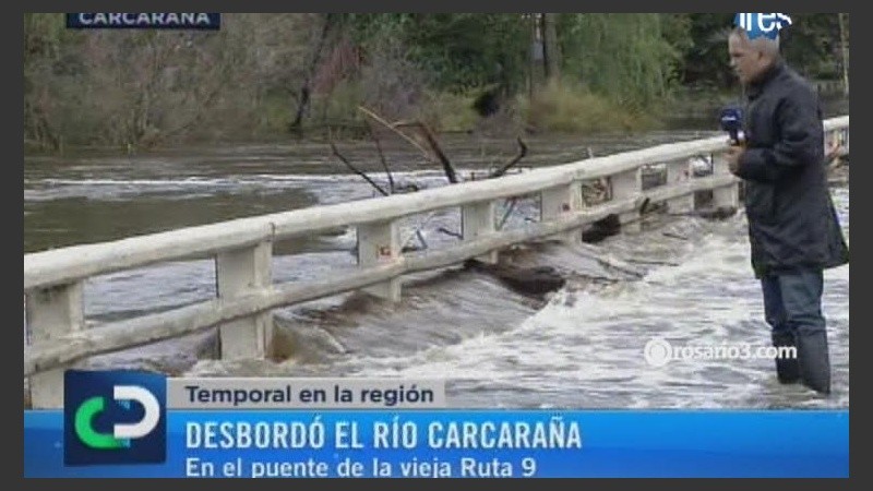 El caudal del Carcarañá superó el puente. 