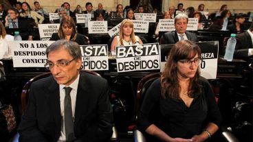Fuerte interpelación de legisladores opositores con carteles durante el discurso de Macri