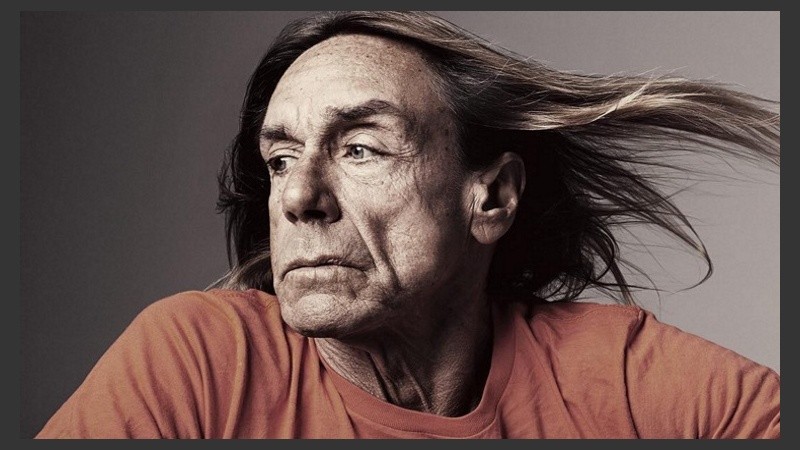 La Iguana, contorsionista practicante, prestó su cuerpo al proyecto artístico denominado 