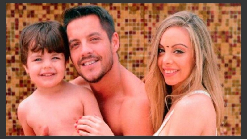 Una foto familiar: Ian, Francisco y Gisella (con corpiño).