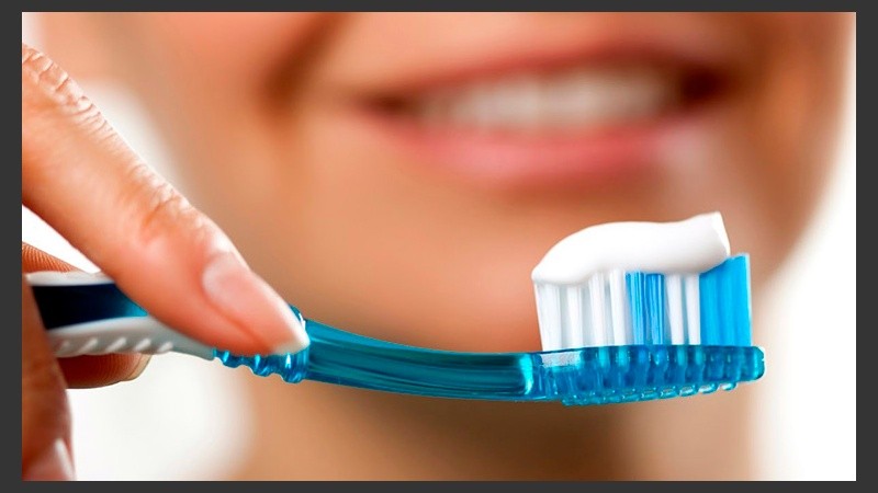 La lengua y las mejillas también deben limpiarse, así ayudamos a reducir la placa bacteriana y, como consecuencia, el mal aliento.