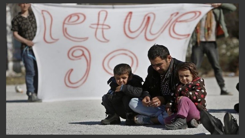 Migrantes afganos protestan para pedir la apertura de la frontera entre Grecia y Macedonia.