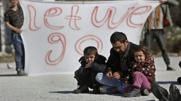 Migrantes afganos protestan para pedir la apertura de la frontera entre Grecia y Macedonia.