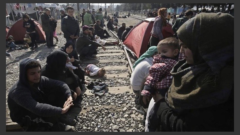 Refugiados sirios participan en una protesta en el campamento griego de Idomeni, situado en la frontera con Macedonia.