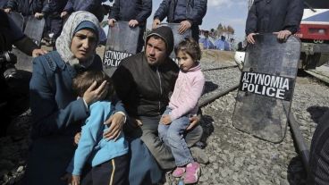 Refugiados sirios participan en una protesta en el campamento griego de Idomeni, situado en la frontera con Macedonia.