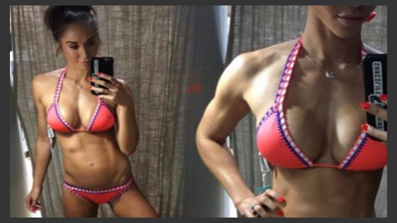 La modelo exhibe su escultural cuerpo. 