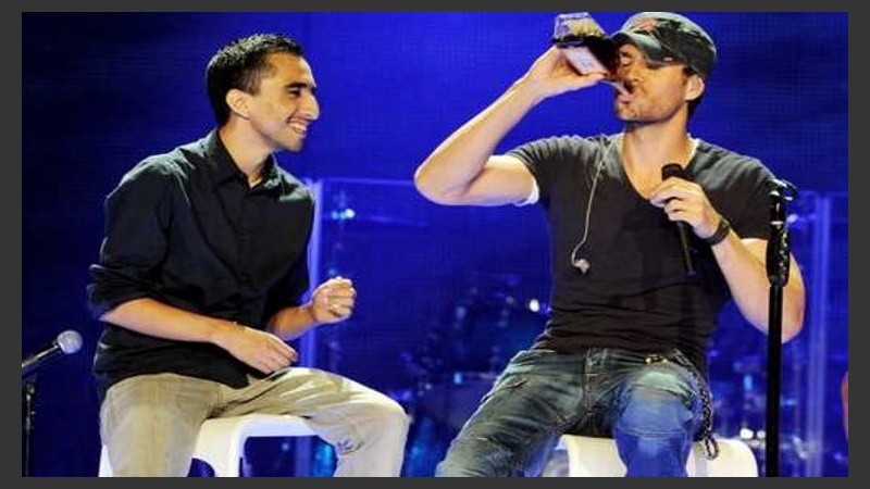 Iglesias tomó de una botella durante el recital. 