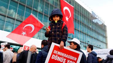 Decenas de simpatizantes del movimiento Fethullah Gülen se manifiestan frente a la sede del periódico Zaman en Estambul.