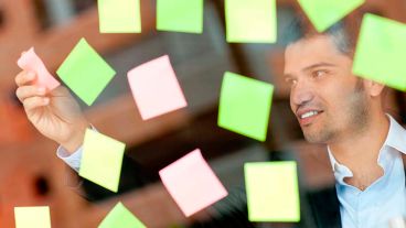 El curso inicia en abril y tiene una duración de 8 meses.