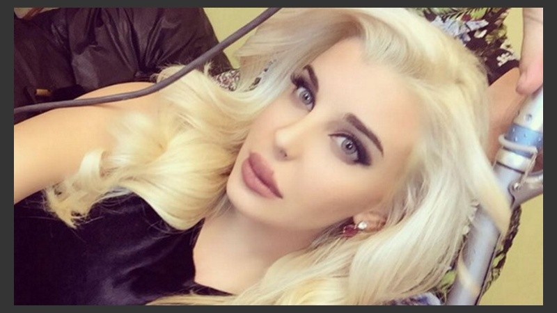 Charlotte, entre etérea y cuestionada, como ave encendida.