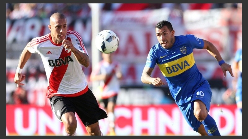 Maidana y Tevez se disputan un balón que ninguno trató del todo bien.