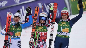 La esquiadora austríaca Eva-Maria Brem celebra su victoria en el Eslalon Gigante de la Copa de Esquí Alpino en Jasna.