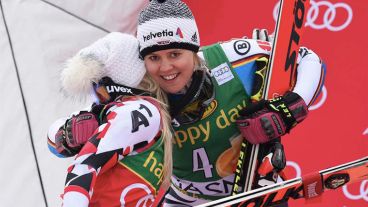 La esquiadora alemana Viktoria Rebensurg felicita a la austríaca Eva-Maria Brem tras la victoria de esta en el Eslalon Gigante de la Copa de Esquí Alpino en Jasna.