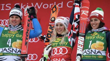 La esquiadora austríaca Eva-Maria Brem celebra su victoria en el Eslalon Gigante de la Copa de Esquí Alpino en Jasna.