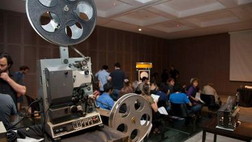 La convocatoria está dirigida a artistas o estudiantes de las carreras de comunicación audiovisual o cine.