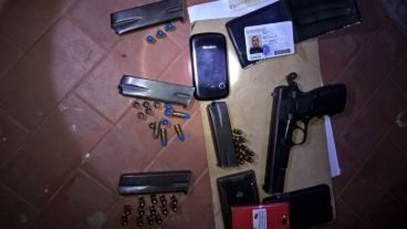 Armas, celulares y otros elementos secuestrados en un auto.