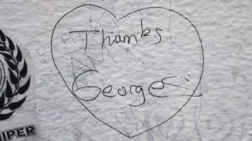 Uno de los mensajes de agradecimiento a Martin escrito en un muro junto a los estudios Abbey Road en Londres.