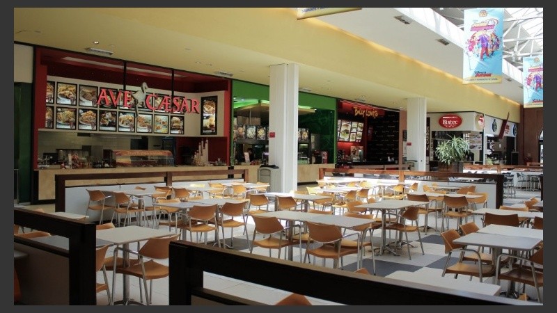 Patio de comidas del shopping, vacío. ¿Se verá así los domingos?