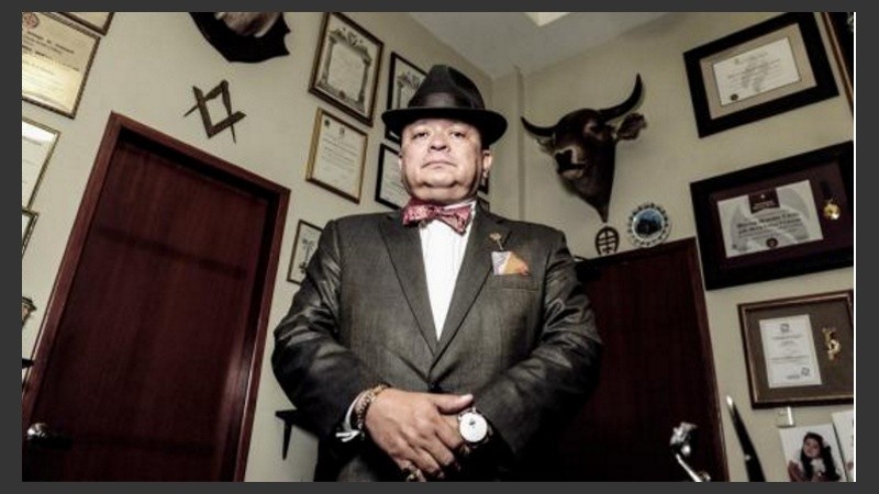 Cuadros y cabezas de animales decoran su despacho. 