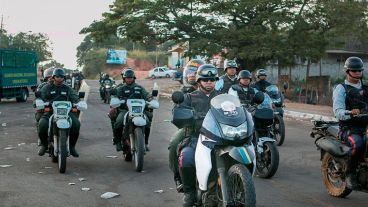 Integrantes de la Fuerza Armada Nacional Bolivariana (FANB) custodian una vía luego de una manifestación de familiares reclamando su regreso.