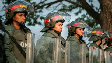 Integrantes de la Fuerza Armada Nacional Bolivariana (FANB) custodian una vía luego de una manifestación de familiares reclamando su regreso.