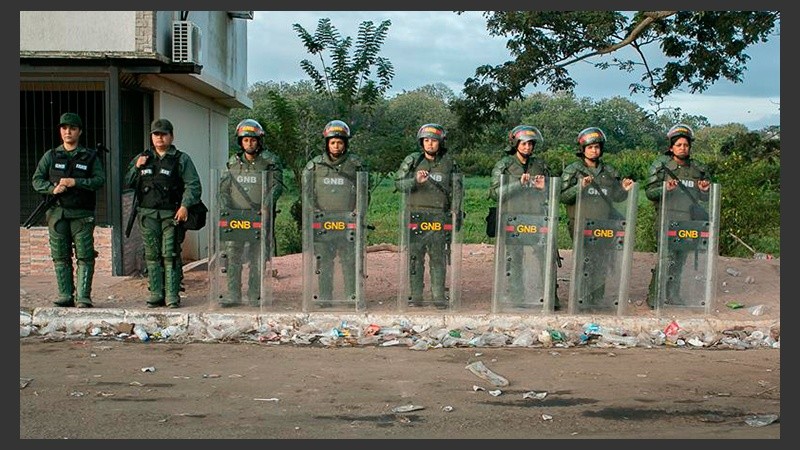 Integrantes de la Fuerza Armada Nacional Bolivariana (FANB) custodian una vía luego de una manifestación de familiares reclamando su regreso