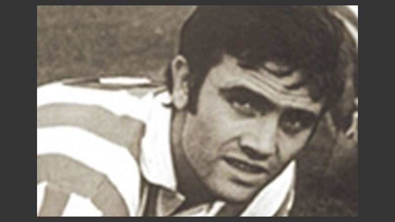 De joven, con la camiseta de su amado Racing.