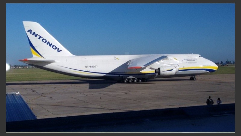 Curiosos se agolparon en el mirador para ver la llegada del avión.
