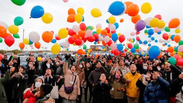 Suelta de globos durante uno de los actos celebrados en conmemoración a las víctimas del terremoto y posterior tsunami que devastó Japón hace cinco años en el distrito Araham de Sendai.