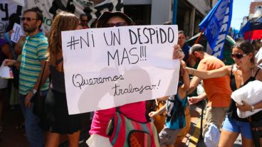Una señora sostiene un cartel: "Ni un despido más", reclama durante la movilización. (Alan Monzón/Rosario3.com)