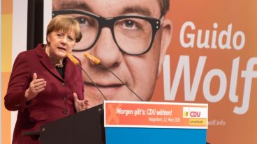 Merkel en un discurso previo a los comicios, que no la favorecieron.