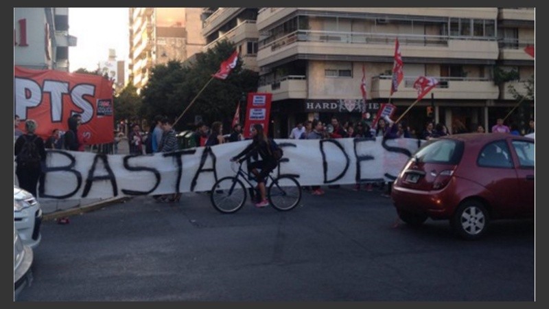 El Partido de los Trabajadores Socialistas se manifestaba desde temprano en Oroño y Córdoba. 
