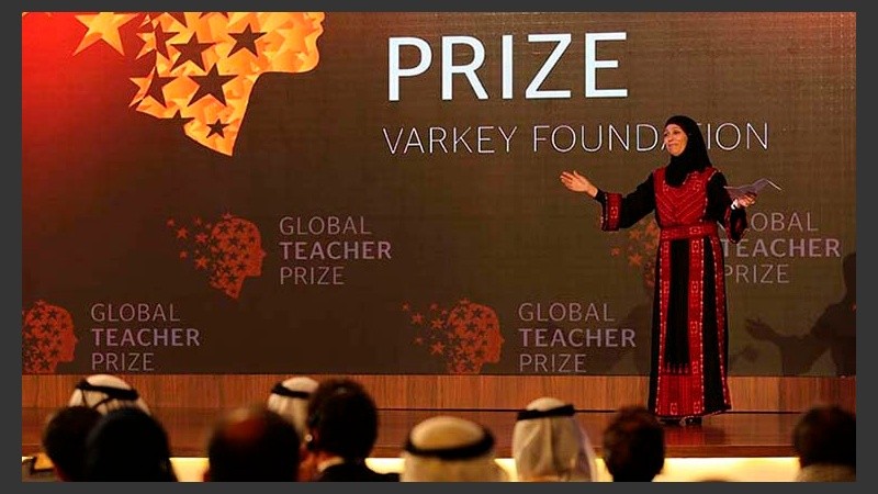 Al Hroub trabaja con alumnos refugiados, usando juegos dirigidos a la resolución de la violencia y la tensión. 