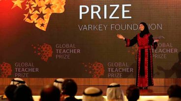 Al Hroub trabaja con alumnos refugiados, usando juegos dirigidos a la resolución de la violencia y la tensión. 