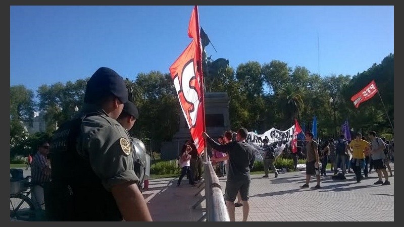 Manifestantes de partidos de izquierda en la plaza San Martín.