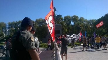 Manifestantes de partidos de izquierda en la plaza San Martín.