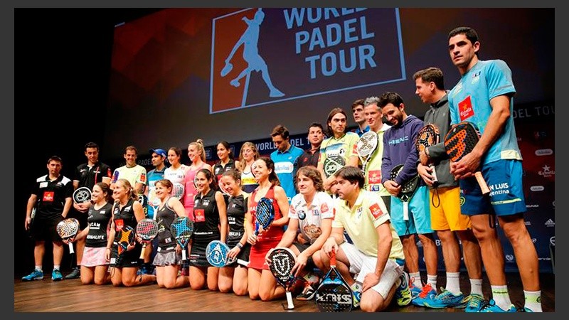 Jugadores de pádel profesionales posan para la foto de familia durante la presentación del World Pádel Tour 2016.