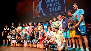 Jugadores de pádel profesionales posan para la foto de familia durante la presentación del World Pádel Tour 2016.