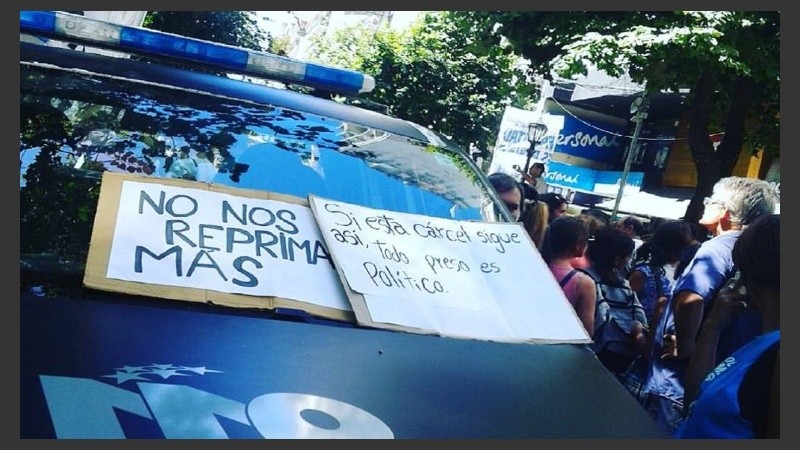 Carteles contra la represión en el parabrisas de un patrullero.