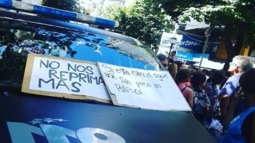 Carteles contra la represión en el parabrisas de un patrullero.