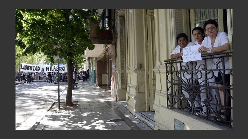 El contraste de vecinas que apoyan a Macri con los que se oponen a su gobierno.