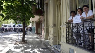 El contraste de vecinas que apoyan a Macri con los que se oponen a su gobierno.