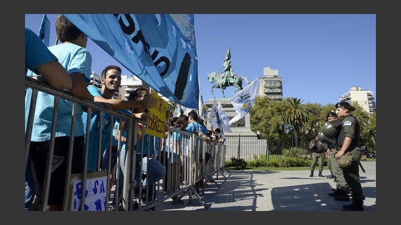 La plaza San Martín quedó partida a la mitad con el vallado.