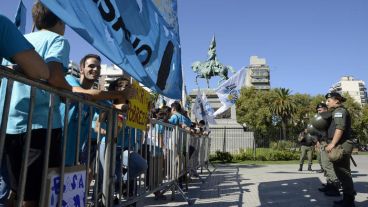 La plaza San Martín quedó partida a la mitad con el vallado.