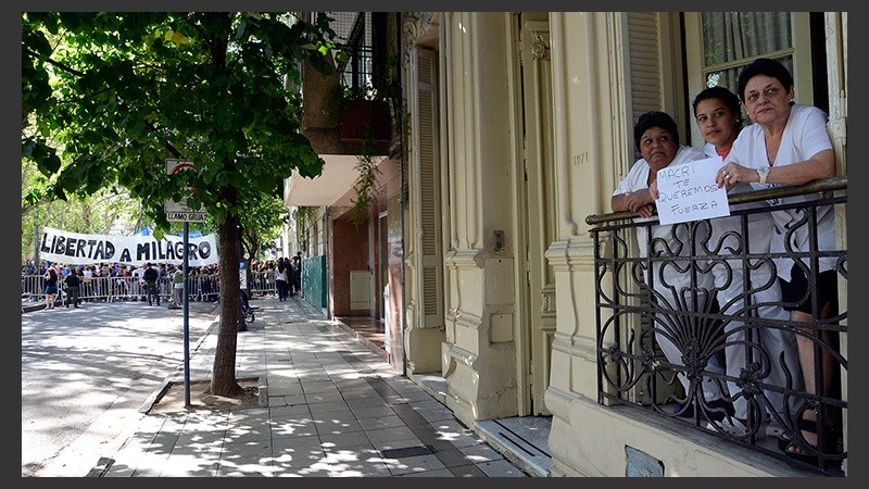 Algunos se manifiestan a favor de la llegada de Macri a Rosario y otros en contra.