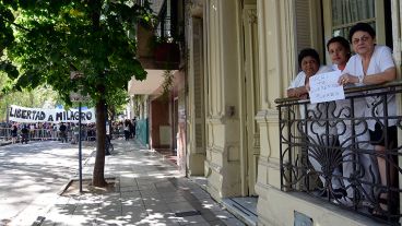 Algunos se manifiestan a favor de la llegada de Macri a Rosario y otros en contra.