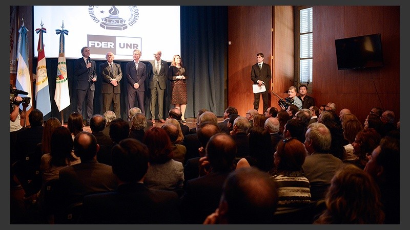 Mauricio Macri junto a funcionarios de gobierno y autoridades de la UNR en el aula magna de la Facultad de Derecho.