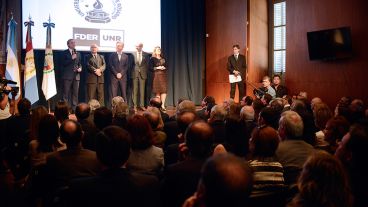 Mauricio Macri junto a funcionarios de gobierno y autoridades de la UNR en el aula magna de la Facultad de Derecho.