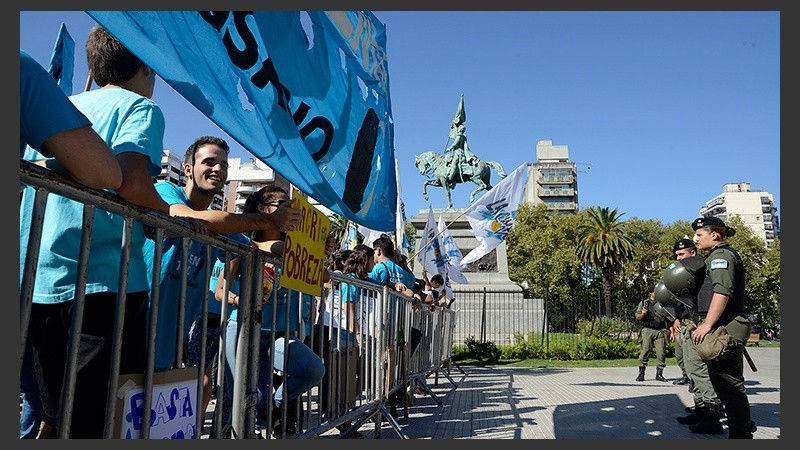 Militantes de La Cámpora se manifestaron en la Plaza San Martín.